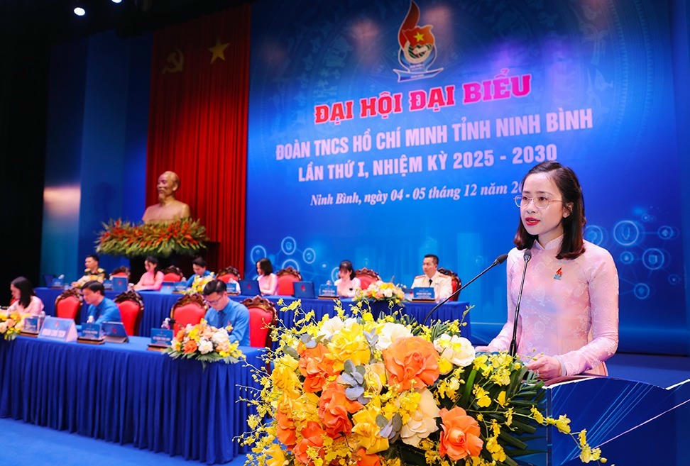 Bà Lê Thị Mai Phương - Phó Bí thư Tỉnh đoàn Ninh Bình thay mặt Đoàn Chủ tịch trình bày dự thảo Chương trình làm việc; Nội quy, quy chế của Đại hội (Ảnh: Hồng Giang)