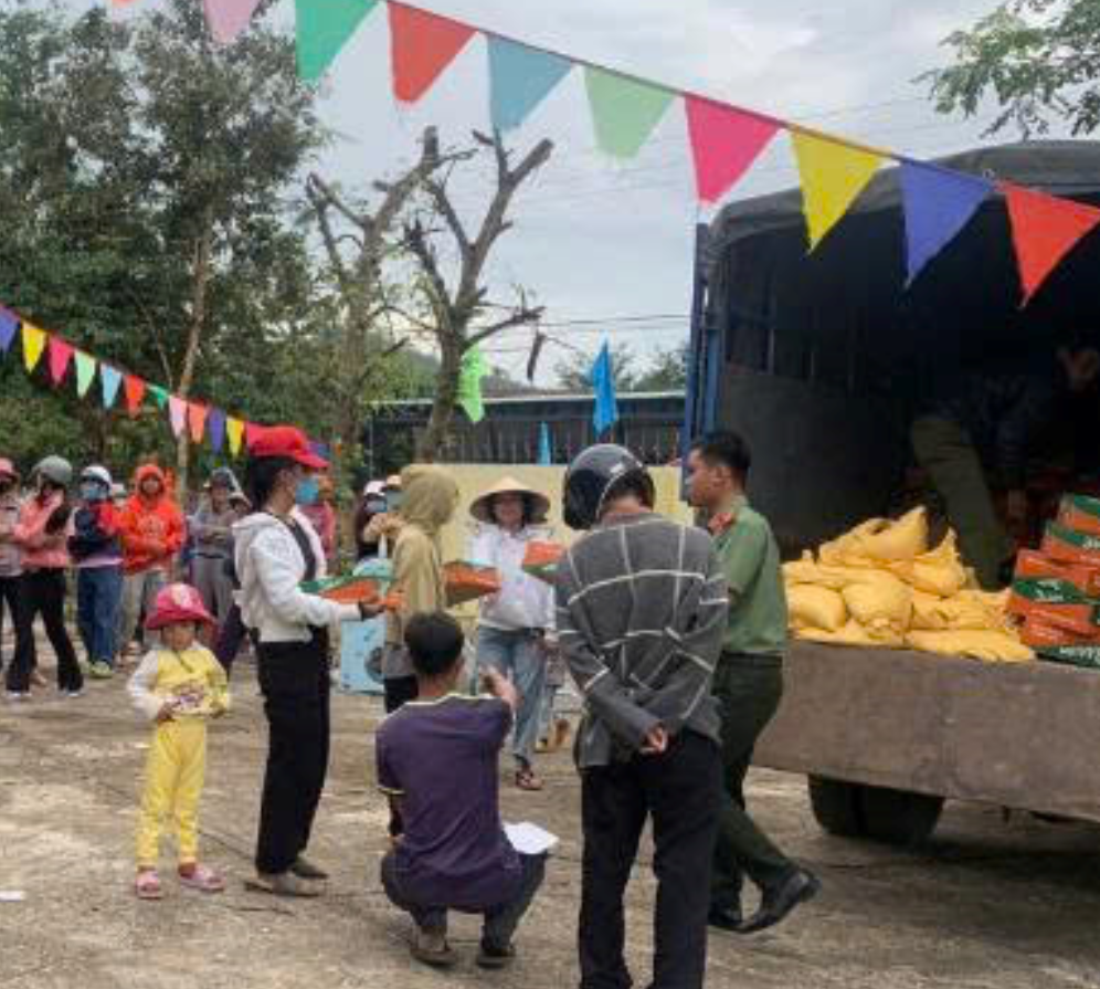 300 suất quà gồm gạo và mì tôm được các cán bộ và Công an xã trao tận tay những hộ gia đình chịu ảnh hưởng nặng nề bởi thiên tai.
