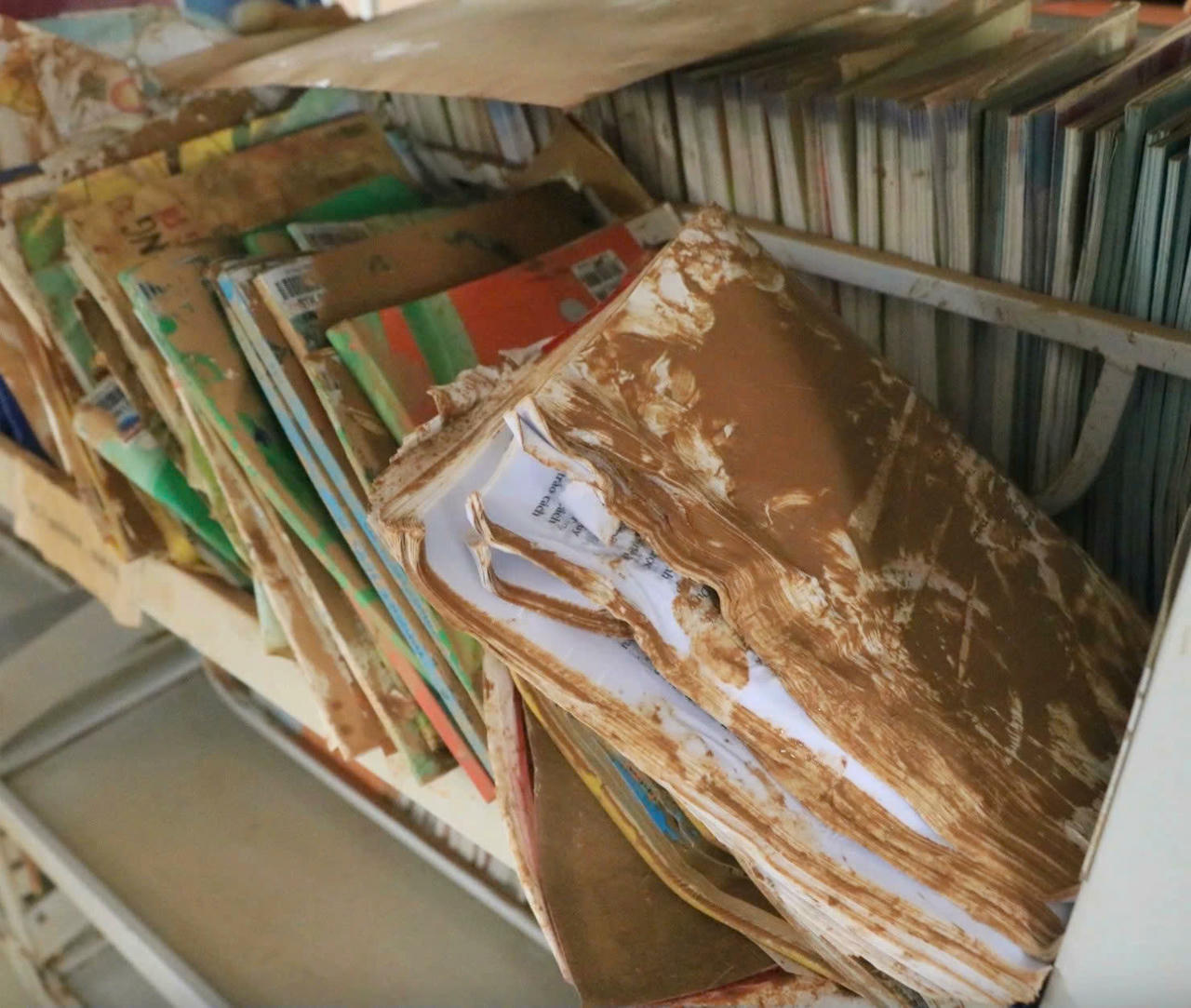 Bùn đất bám đầy trên sách vở trong thư viện trường tại tỉnh Đắk Lắk (Phú Yên cũ)