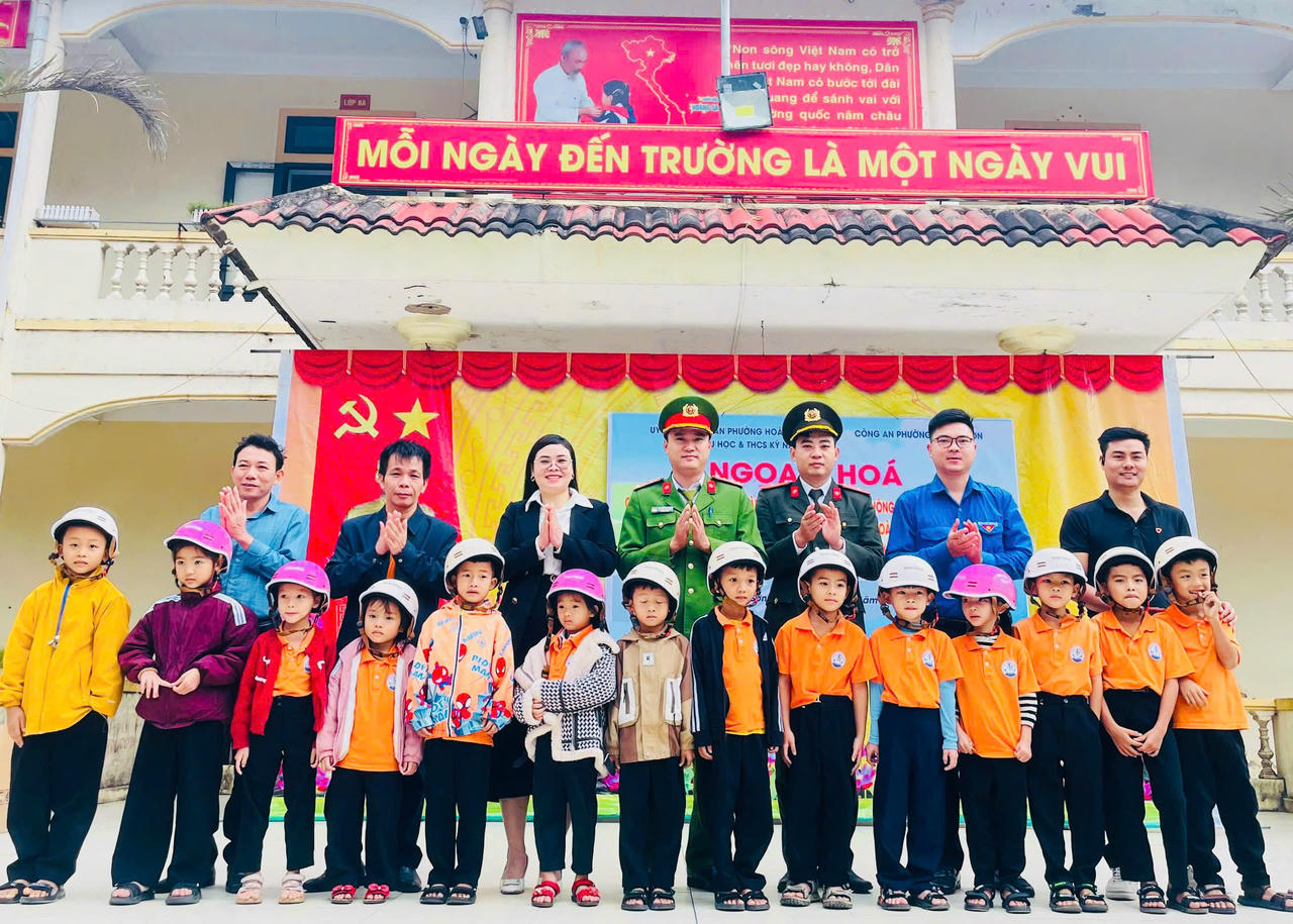 Phường Hoành Sơn (tỉnh Hà Tĩnh) triển khai chương trình tặng mũ bảo hiểm cho học sinh lớp Một năm học 2025 - 2026