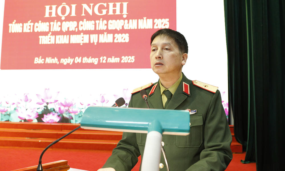 Phó Chính ủy Quân khu 1,Thiếu tướng Dương Văn Quang phát biểu tại hội nghị.