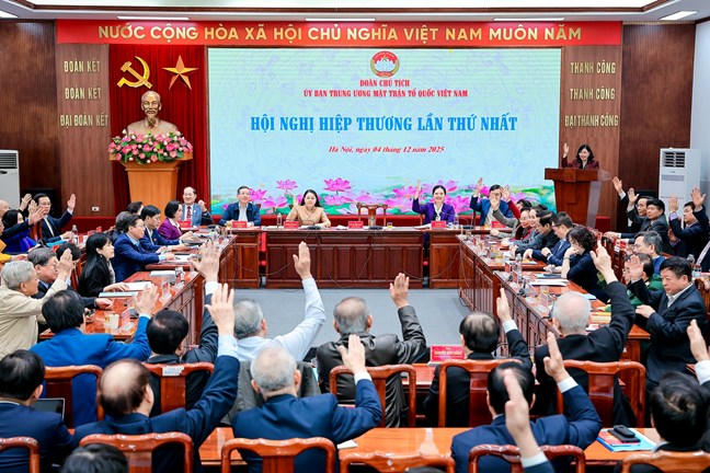 Đại biểu tham dự đã biểu quyết nhất trí về dự kiến tổng số đại biểu được giới thiệu ứng cử đại biểu Quốc hội khóa XVI của các cơ quan, tổ chức, đơn vị ở Trung ương là 217 đại biểu. Ảnh: PV