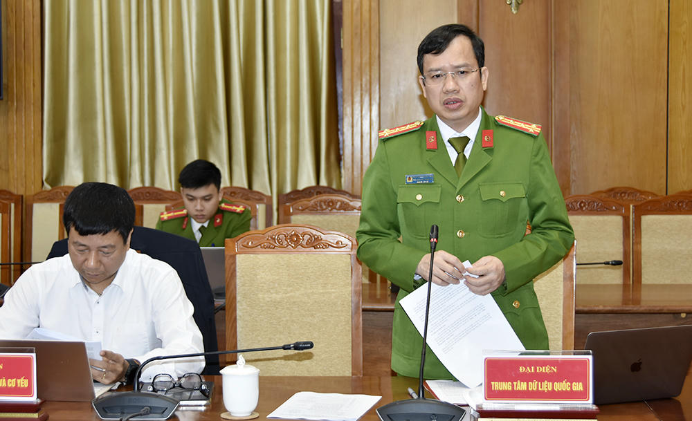 Đại tá Nguyễn Thành Vĩnh, Phó Giám đốc Trung tâm dữ liệu Quốc gia phát biểu tại buổi làm việc