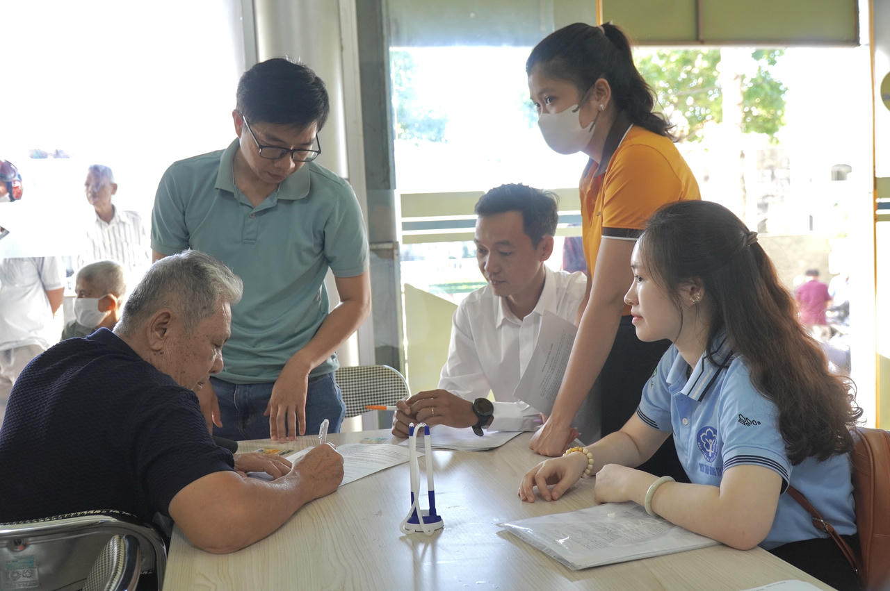 BHXH Đồng Tháp ra quân vận động người dân nhận lương hưu, trợ cấp qua ATM