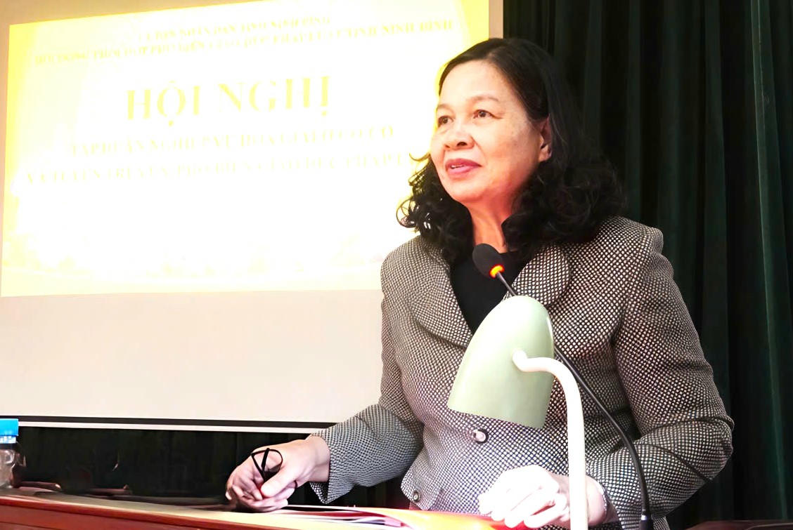 Bà Đào Thị Ánh Tuyết, Hội Luật gia tỉnh Ninh Bình truyền đạt nội dung chuyên đề pháp luật về hòa giải ở cơ sở tại Hội nghị