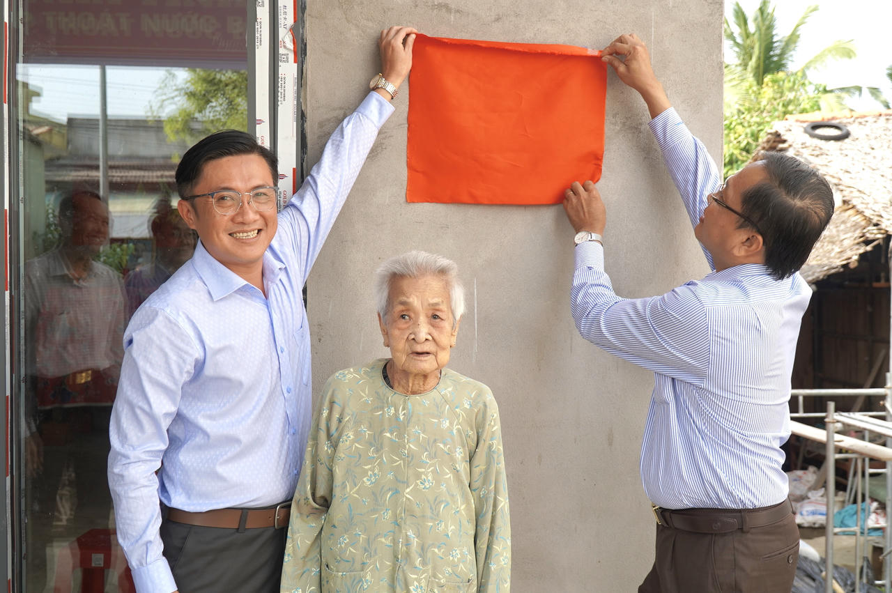 Thực hiện nghi thức kéo băng khánh thành nhà tình nghĩa. Ảnh: Kim Ngân