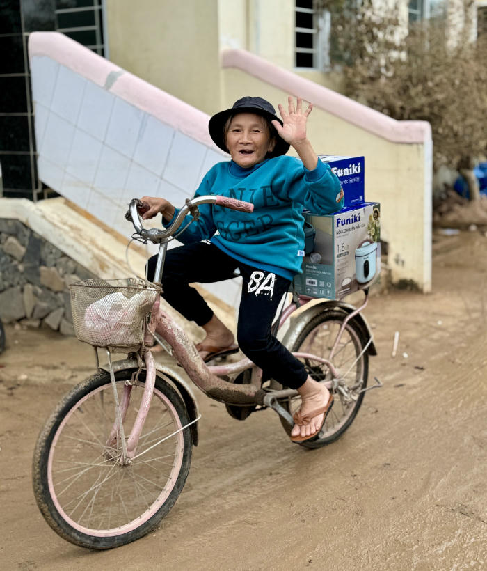 Bà con vui vẻ trở về với những phần quà 