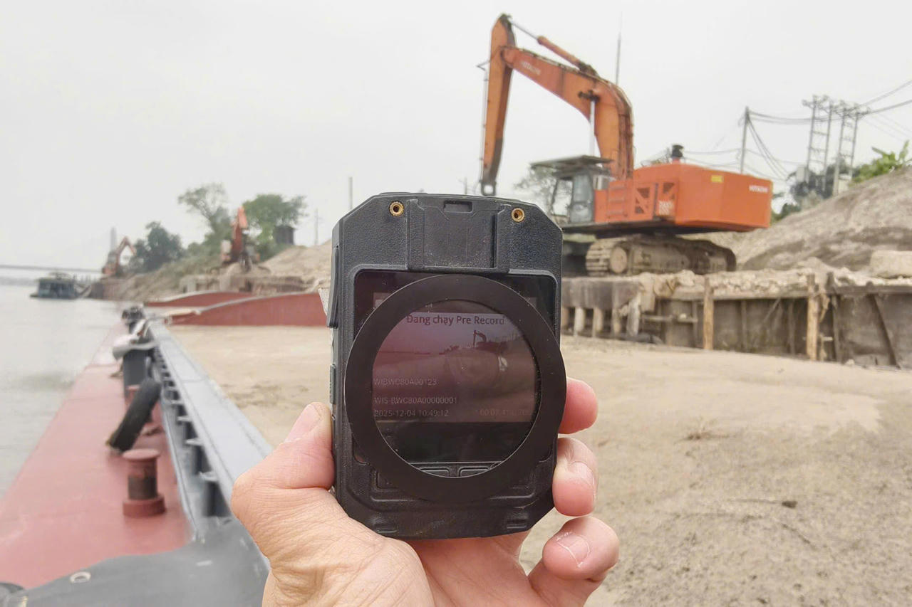 CSGT ghi hình, giám sát toàn bộ quá trình hạ tải của phương tiện.