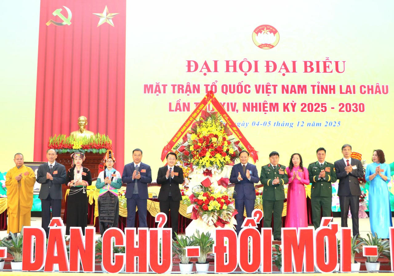Ông Lê Minh Ngân - Bí thư Tỉnh ủy Lai Châu&nbsp;tặng lẵng hoa chúc mừng Đại hội.