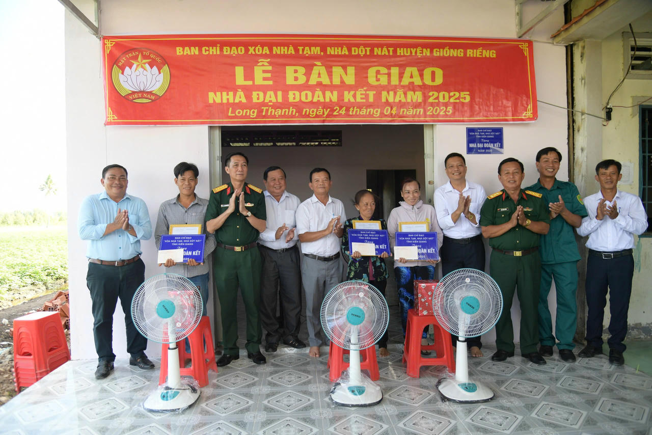 Bàn giao nhà Đại Đoàn kết tại An Giang. Ảnh: Phương Vũ