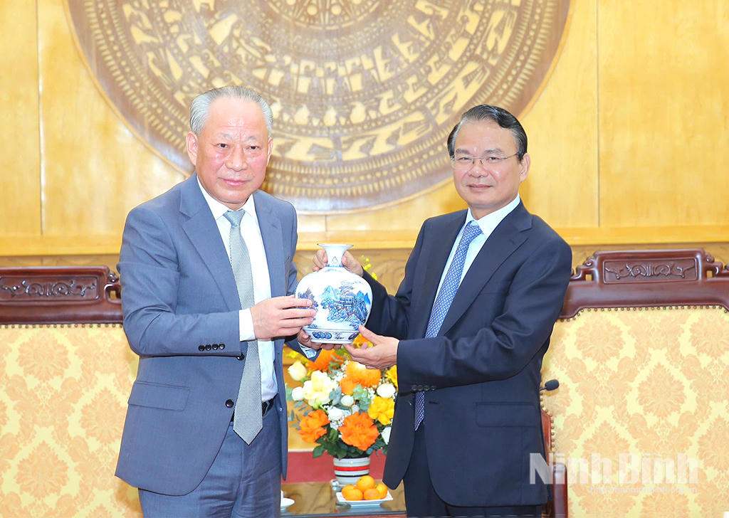 Bí thư Tỉnh ủy Đặng Xuân Phong tặng quà lưu niệm cho ông Nghiêm Giới Hòa, Nhà sáng lập Tập đoàn Thái Bình Dương.(ảnh Báo Ninh Bình)