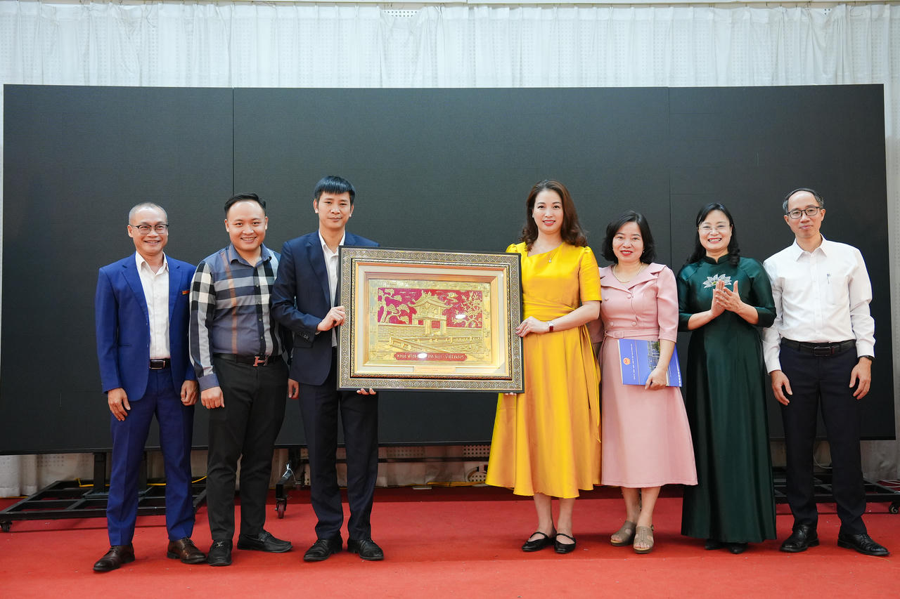 Chi bộ Khối Nội dung, Báo Pháp luật Việt Nam&nbsp;tặng quà lưu niệm UBND xã Đông Anh, Hà Nội.