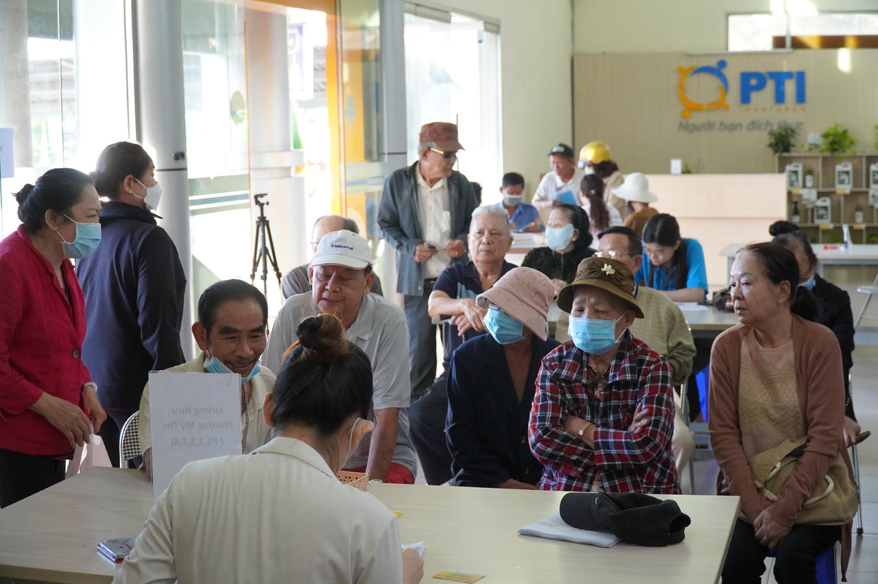 Người hưởng lương hưu, trợ cấp BHXH xếp hàng chờ chi trả tại Bưu điện tỉnh Đồng Tháp 