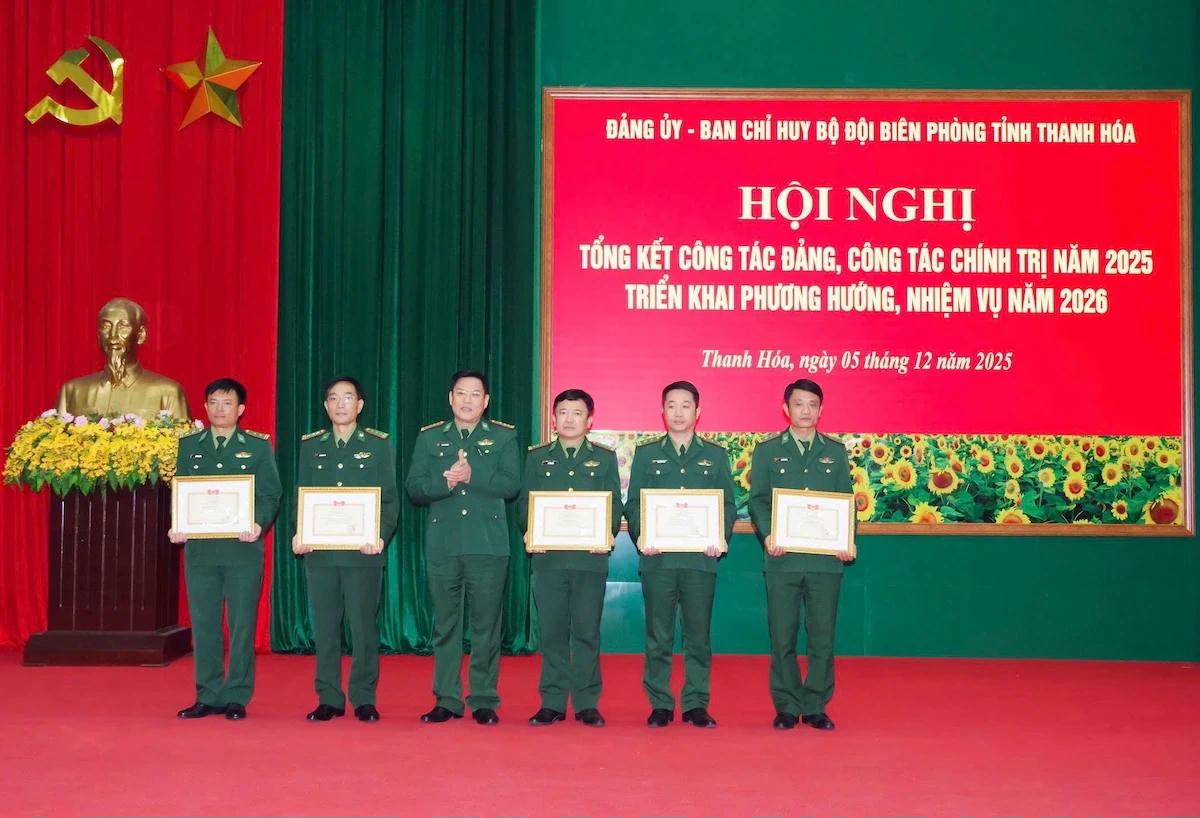 Đại tá Hoàng Văn Hùng - Chính ủy BĐBP tỉnh Thanh Hóa trao thưởng cho các tập thể, cá nhân đạt thành tích xuất sắc năm 2025.. 