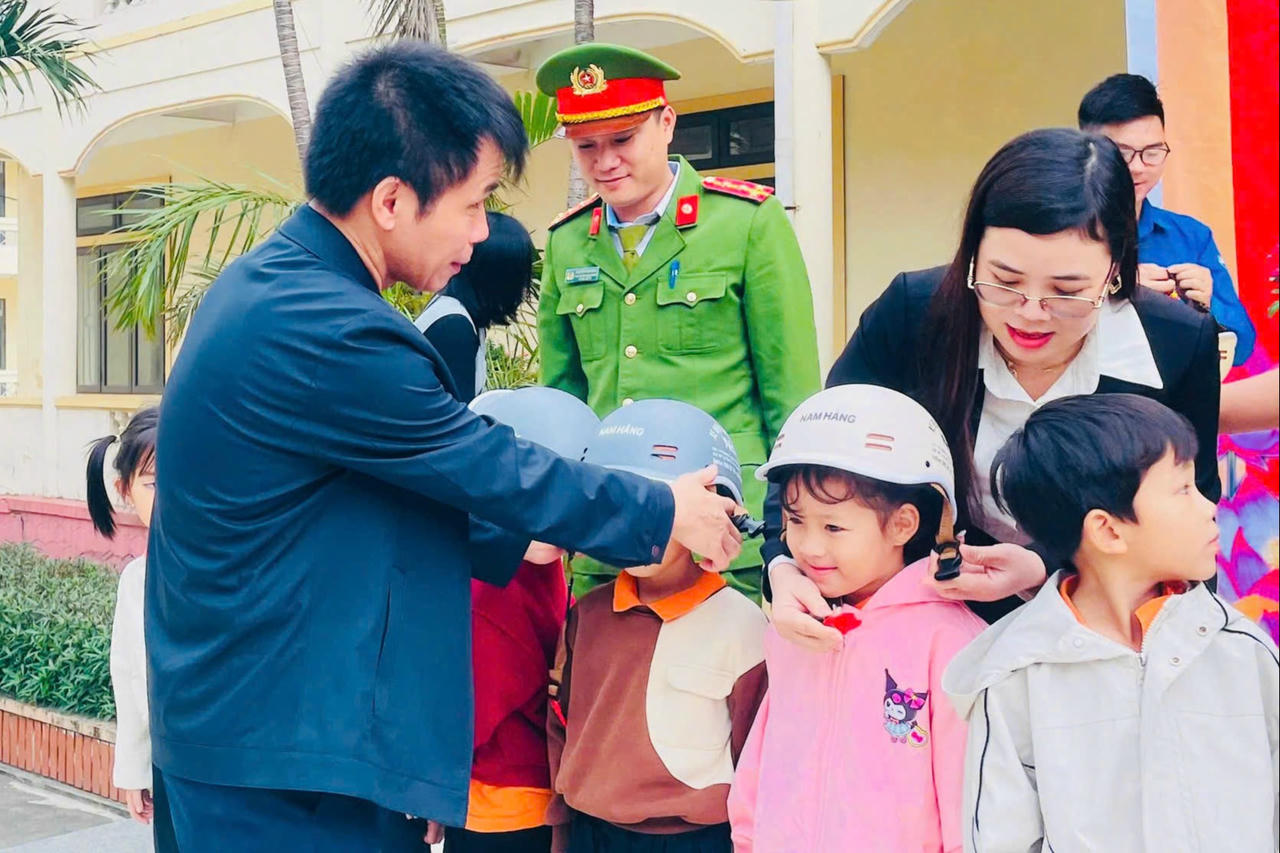 Phường Hoành Sơn (tỉnh Hà Tĩnh) triển khai chương trình tặng mũ bảo hiểm cho học sinh lớp Một năm học 2025 - 2026