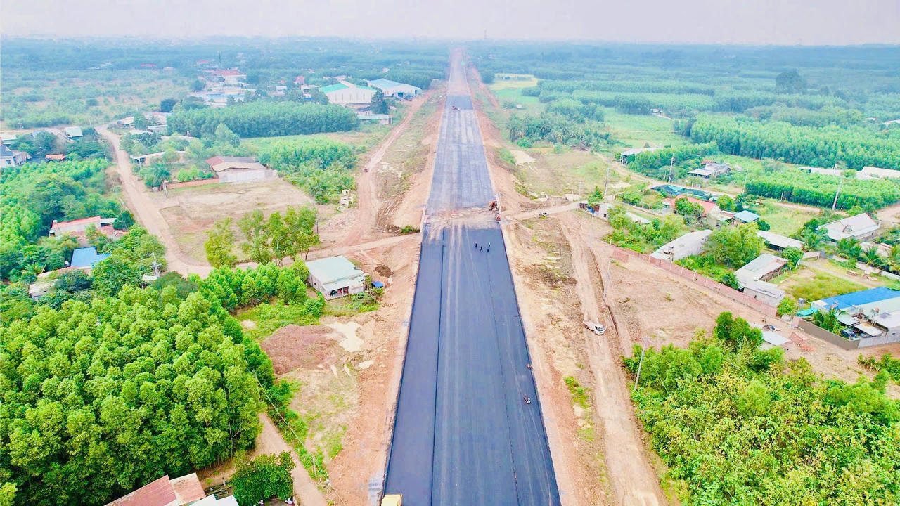 Dự kiến đến 19/12, dự án đạt 85% sản lượng, đủ điều kiện thông xe kỹ thuật dù thời tiết và vật liệu gặp khó khăn.. 