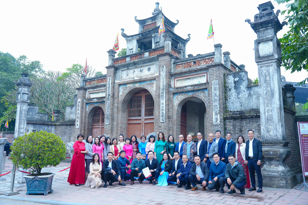 Chi bộ Khối Nội dung chụp ảnh lưu niệm tại Khu di tích Cổ Loa.