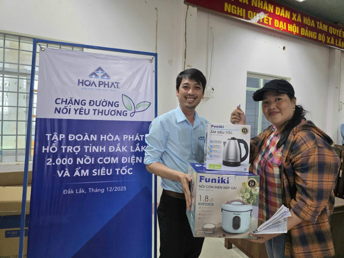 Người dân vui vẻ nhận quà từ Tập đoàn
