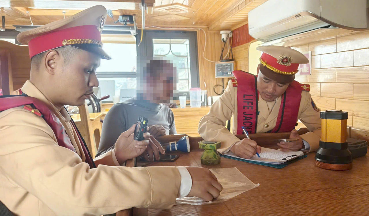 Lực lượng chức năng lập biên bản vi phạm với anh B.A.N.