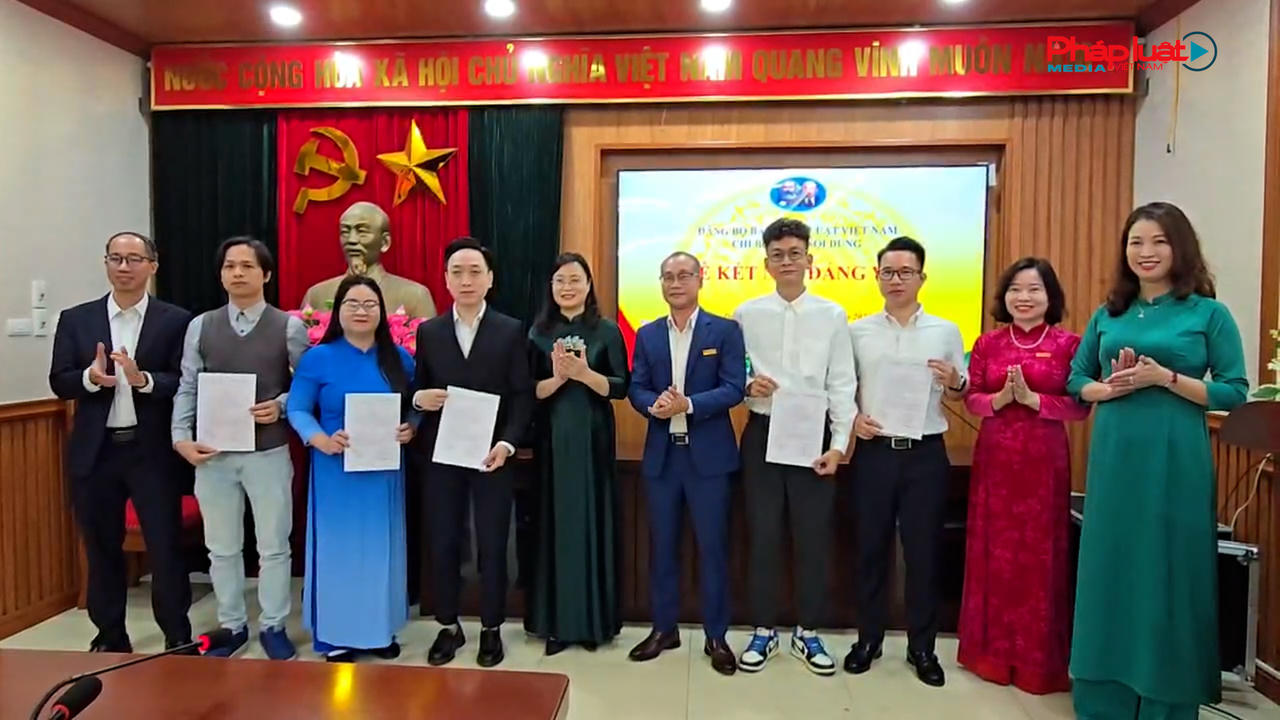 Trang trọng lễ kết nạp Đảng viên mới và tổng kết công tác Chi bộ Khối Nội dung năm 2025