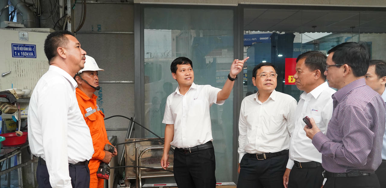   Ông Bùi Quốc Hoan - Phó Tổng giám đốc EVNSPC kiểm tra công tác cung cấp điện tại khu vực Gành Dầu.