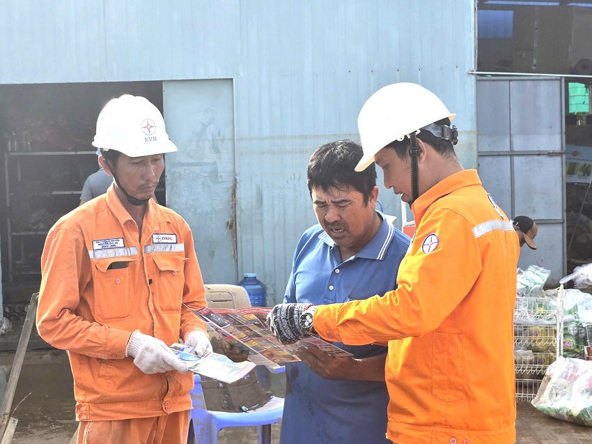 Song song với tái lập điện ở những khu vực nước rút, Công nhân Điện lực cũng hướng dẫn người dân đảm bảo an toàn điện