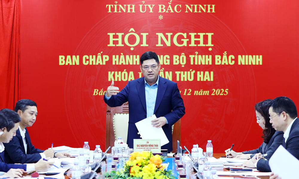 Bí thư Tỉnh ủy Nguyễn Hồng Thái phát biểu tại hội nghị.
