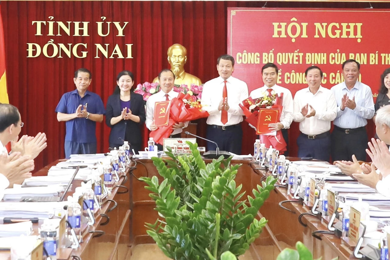 Bí thư Tỉnh ủy Vũ Hồng Văn và các Phó Bí thư Tỉnh ủy chúc mừng các đồng chí nhận quyết định về công tác cán bộ.