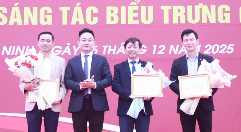 Phó Cục trưởng Cục Văn hóa cơ sở, Gia đình và Thư viện&nbsp;Nguyễn Quốc Huy trao Giấy khen cho các tập thể, cá nhân có thành tích xuất sắc.