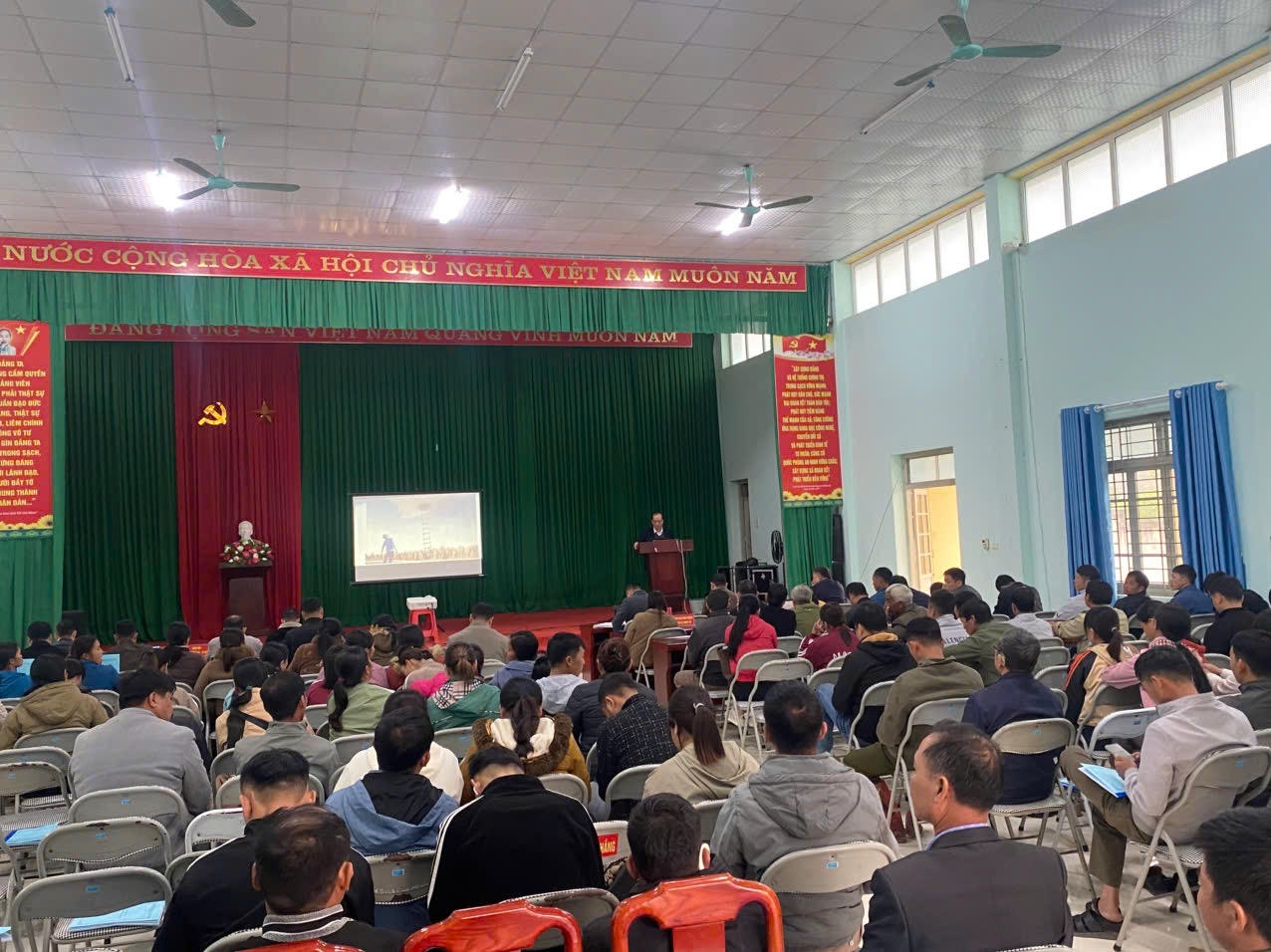 Sở Tư pháp tỉnh Lạng Sơn, tuyên truyền PBGDPL cho người dân. (Ảnh: Lê Hanh)