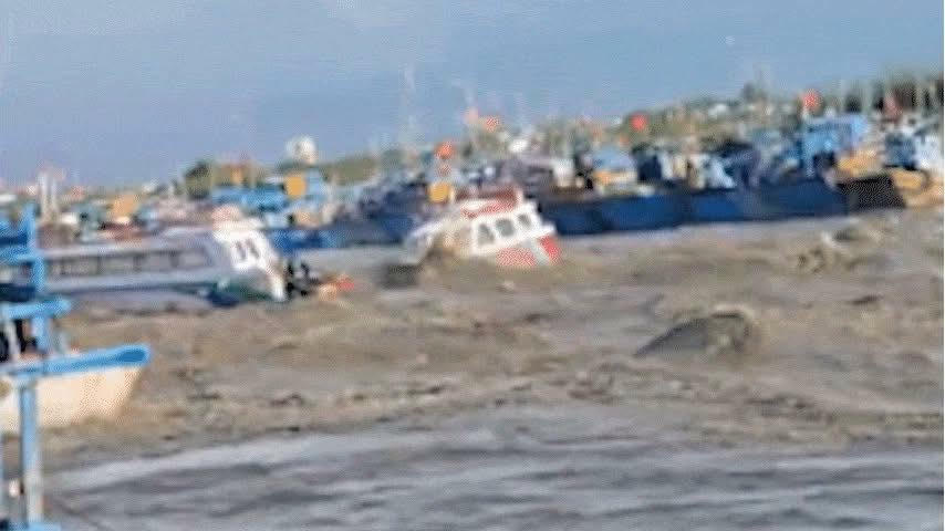 Tàu thuyền bị mưa lũ cuốn trôi tại Phan Thiết. (Ảnh cắt từ clip)