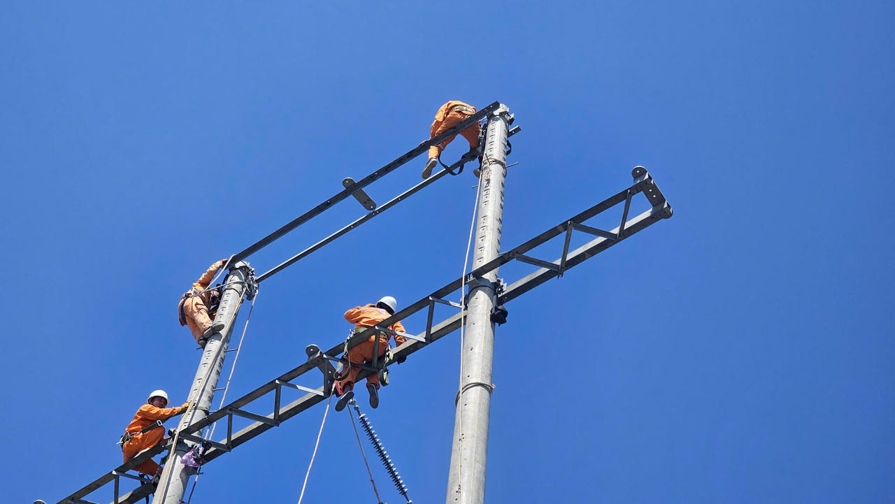 Phía bờ Hà Tiên, công nhân Điện lực khẩn trương thi công đường dây 110kV trên không, khắc phục sự cố cáp ngầm.