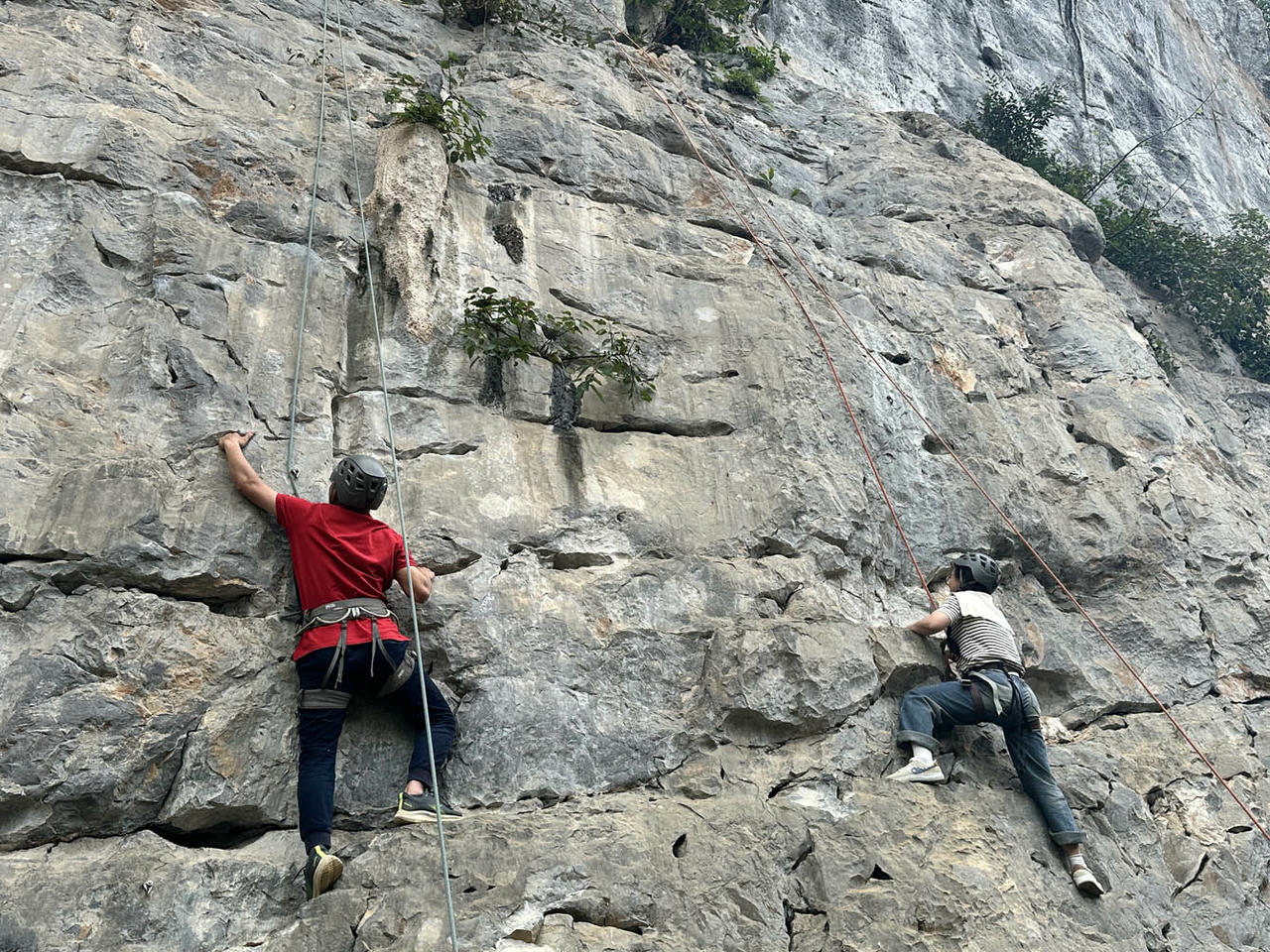 Du khách trải nghiệm hoạt động leo núi ở Hữu Liên, sử dụng dây an toàn và thiết bị bảo hộ đáp ứng tiêu chuẩn an toàn quốc tế. 