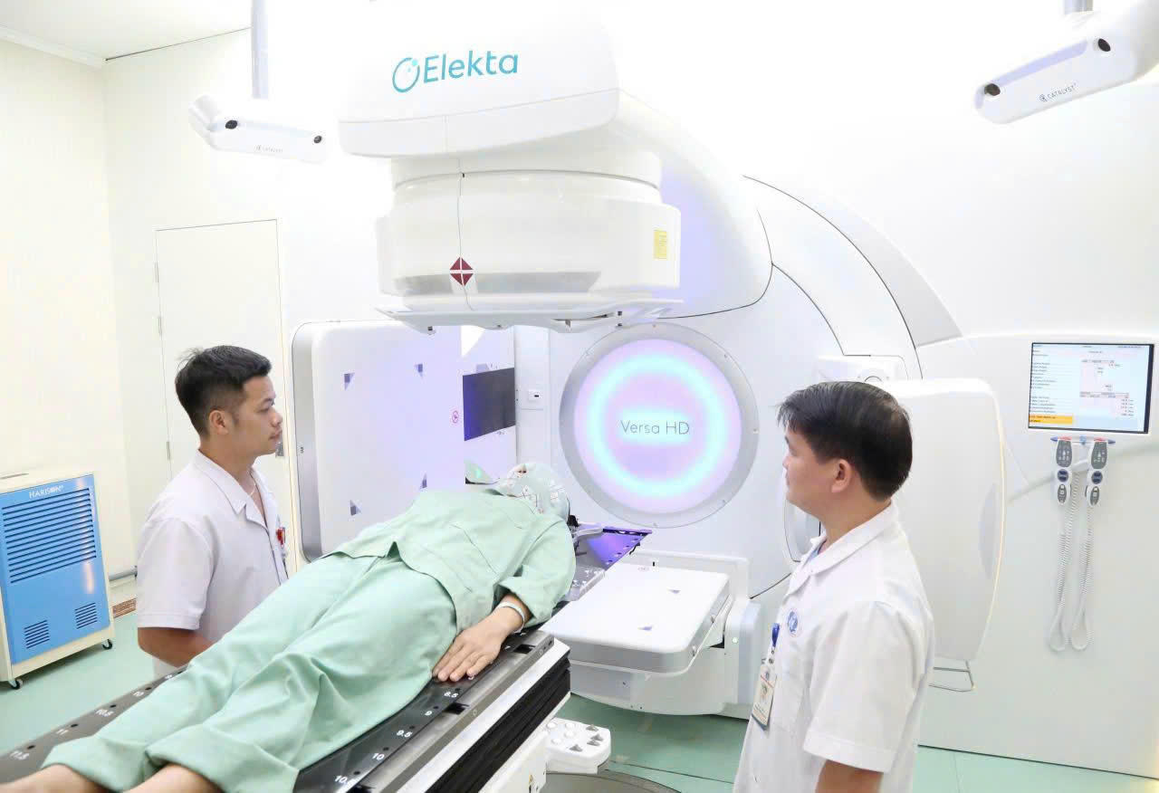 Người bệnh ung thư được xạ trị trên hệ thống Versa HD.&nbsp;Ảnh: BV Đa khoa tỉnh Phú Thọ.