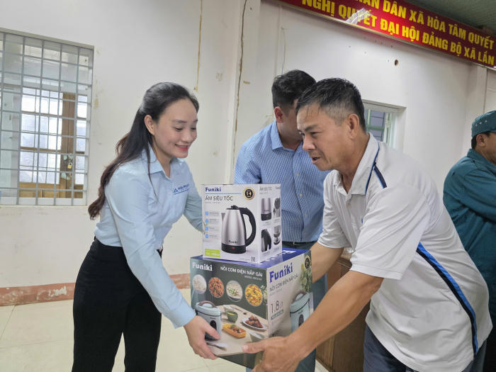 Những chiếc nồi cơm điện, ấm siêu tốc được nhân viên Tập đoàn tận tình trao đến tay người
dân vùng lũ