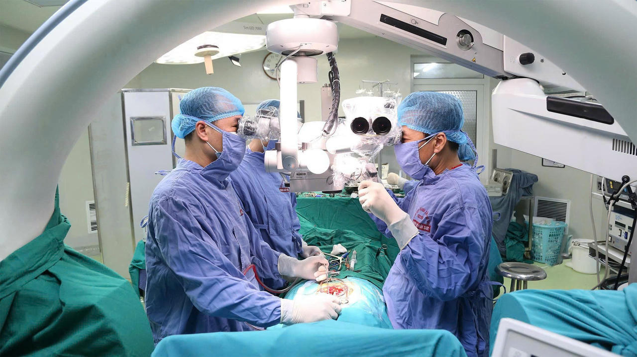 Ekip thực hiện phẫu thuật vi phẫu. Ảnh: BV Đa khoa tỉnh Phú Thọ.