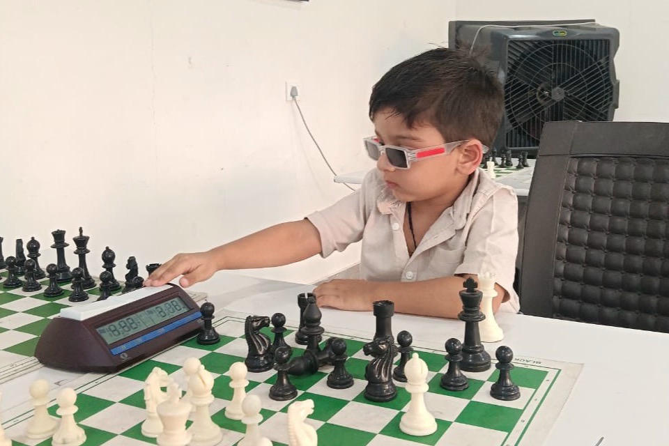 Câu bé 3 tuổi trở thành kỳ thủ cờ vua trẻ nhất được xếp hạng FIDE