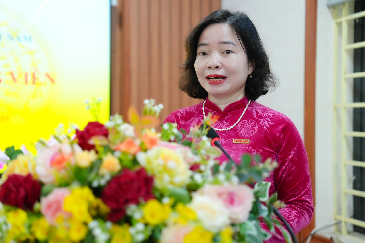 Phó Bí thư Chi bộ Khối Nội dung Nguyễn Quỳnh Lưu công bố quyết định kết nạp đảng viên đối với 05 quần chúng ưu tú.