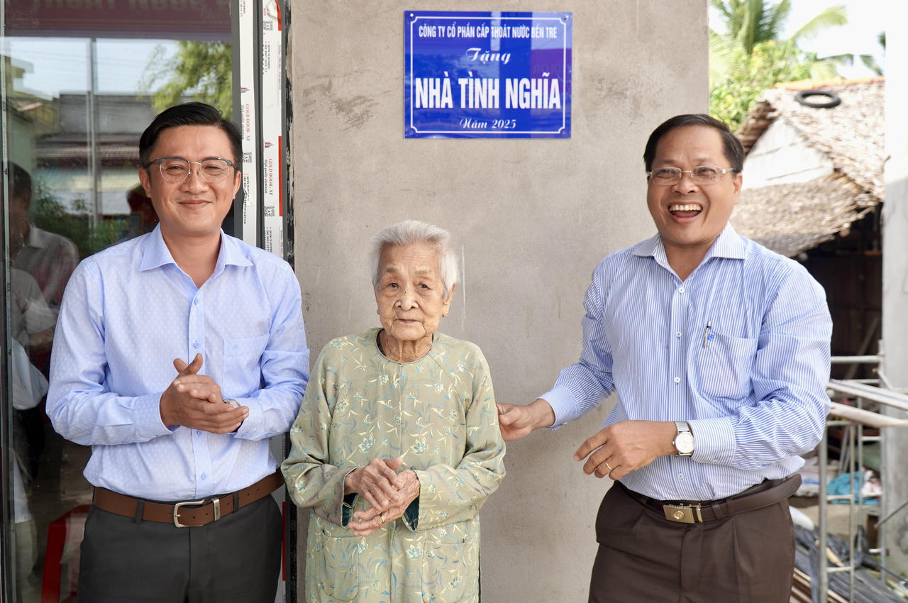 Công ty cổ phần cấp thoát nước Bến Tre trao tặng nhà tình nghĩa. Ảnh: Kim Ngân