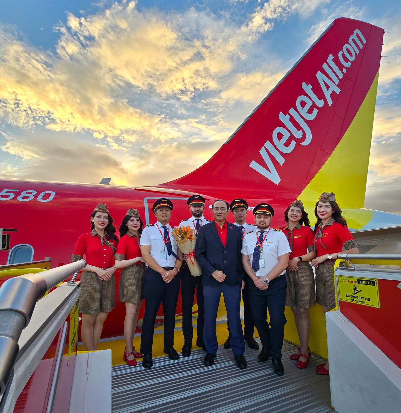  Phó Tổng giám đốc Thường trực Vietjet Tô Việt Thắng (áo vest xanh tím than) cùng phi hành đoàn Vietjet chào đón tàu bay mới