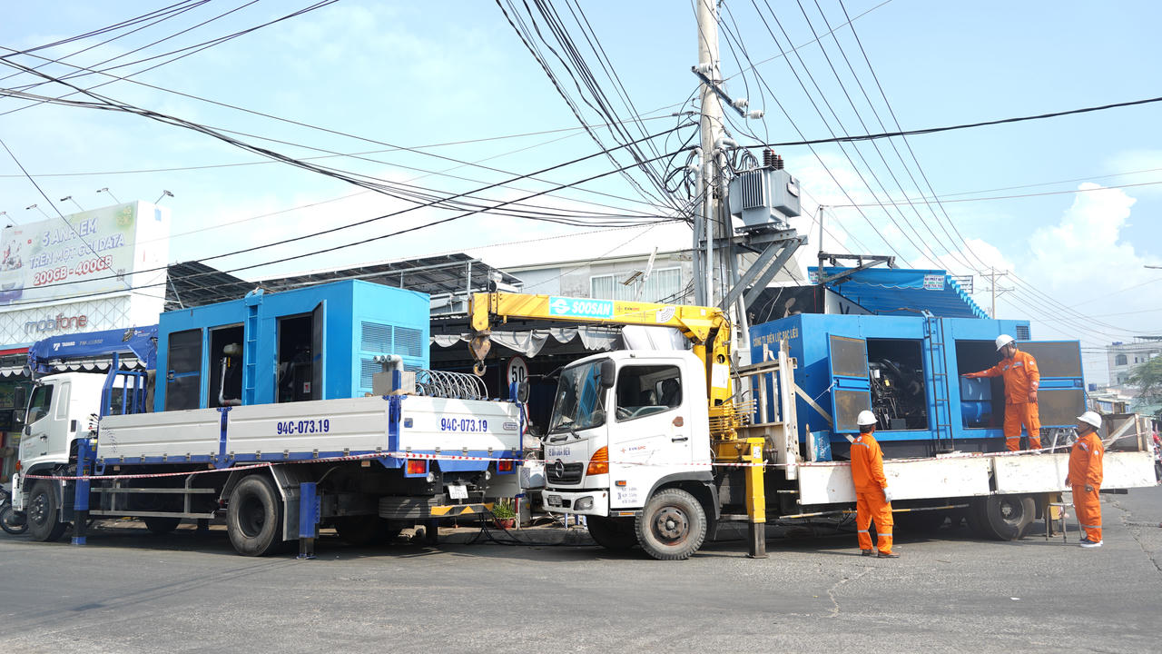 Công nhân Điện lực vận hành máy phát điện, cấp điện cho người dân khu vực Gành Dầu.