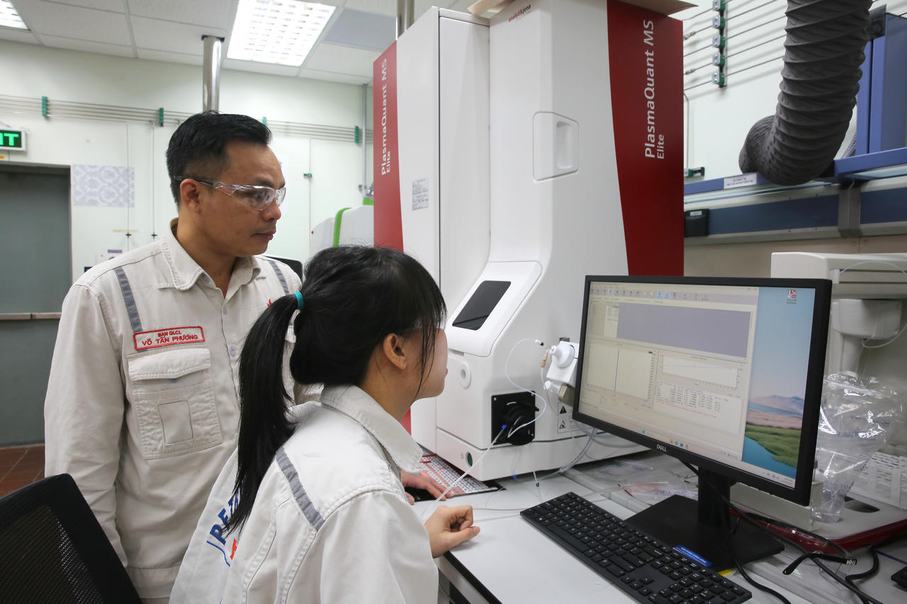 Kỹ sư của BSR làm việc tại Phòng Thí nghiệm.