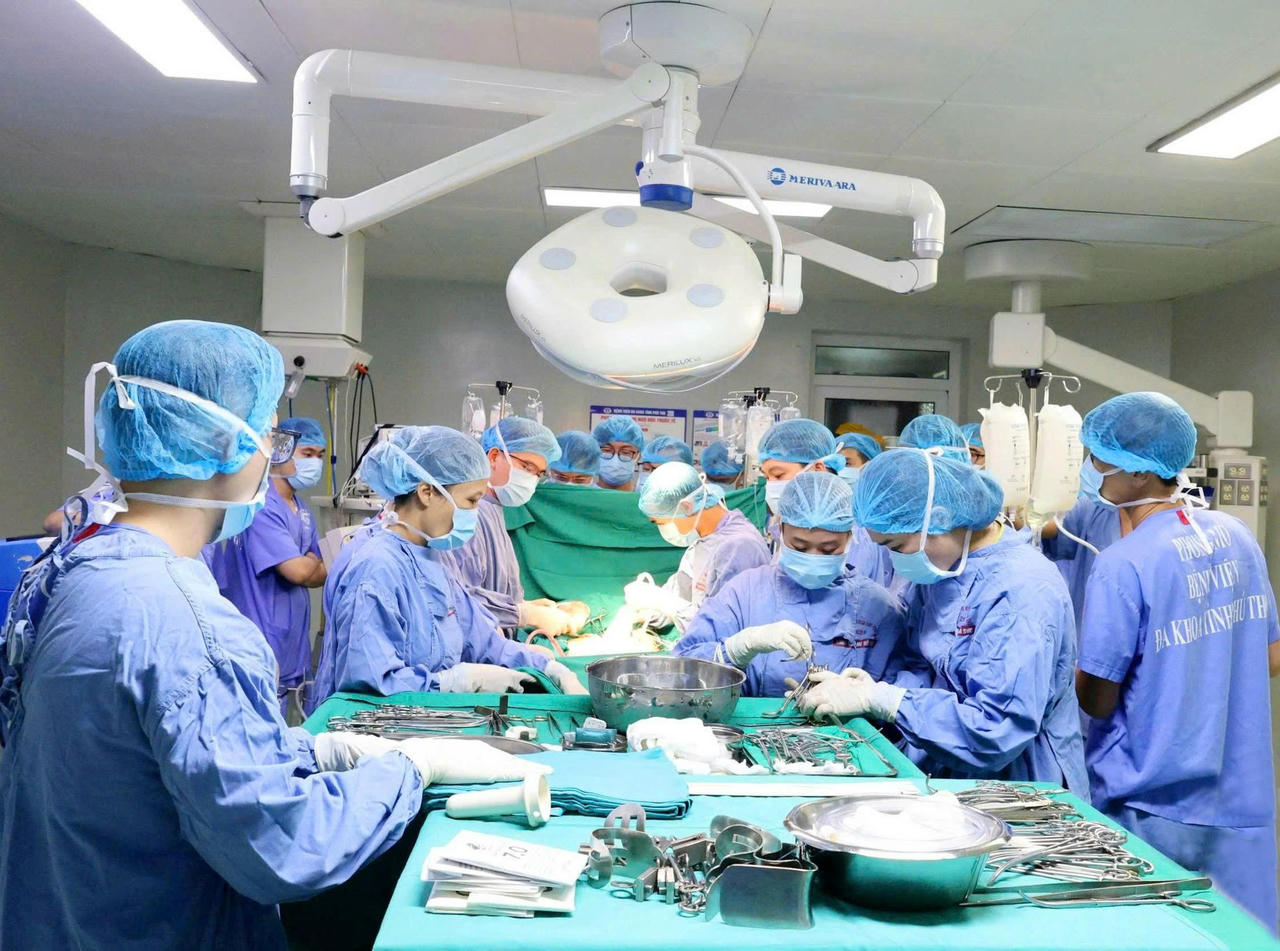 Ekip thực hiện ghép tạng từ người cho chết não. Ảnh: BV Đa khoa tỉnh Phú Thọ.
