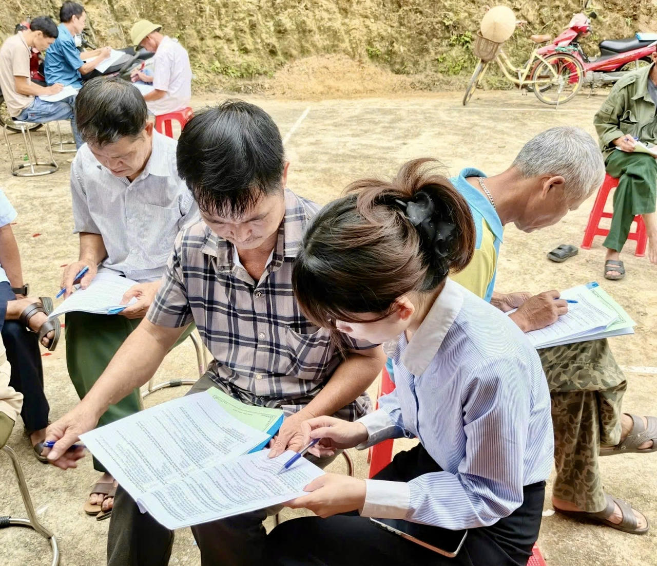 Người dân được hướng dẫn, hỗ trợ tư vấn pháp lý. (Ảnh: Sở TPLS)