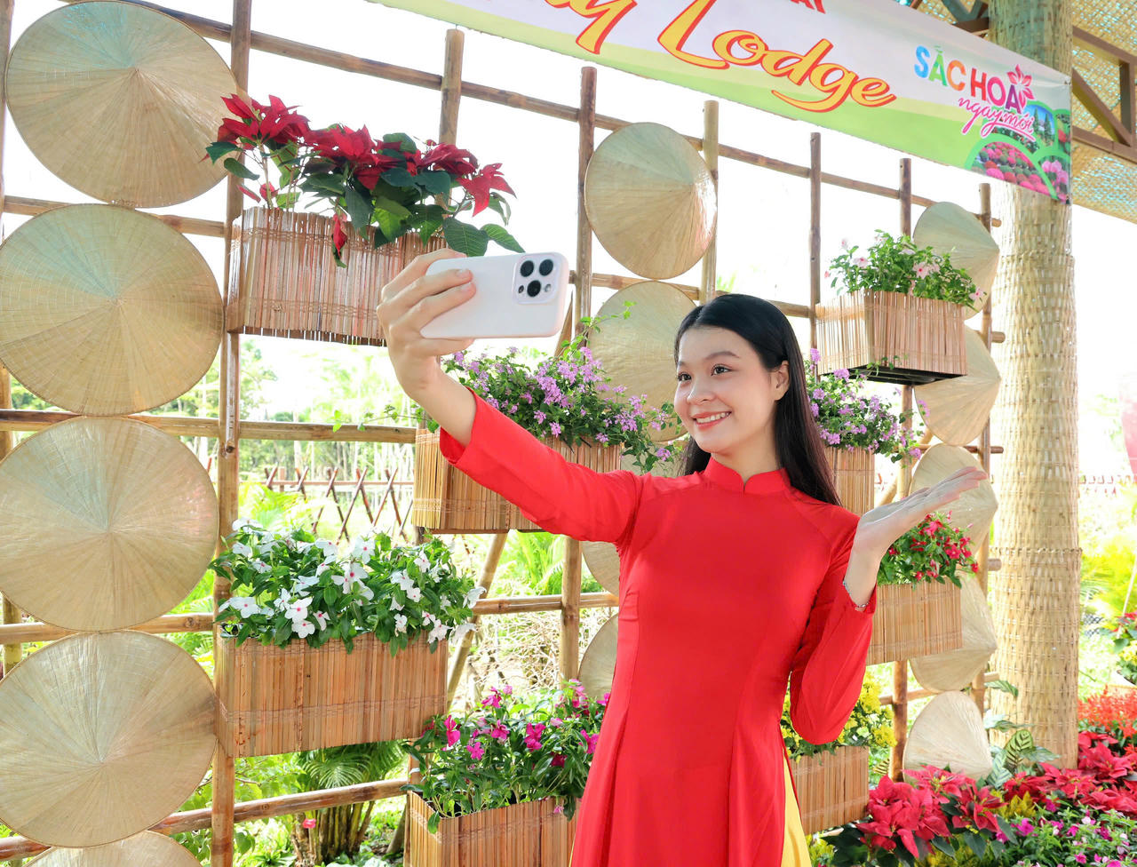 Du khách trải nghiệm tại&nbsp;Festival Hoa Kiểng Sa Đéc lần II 