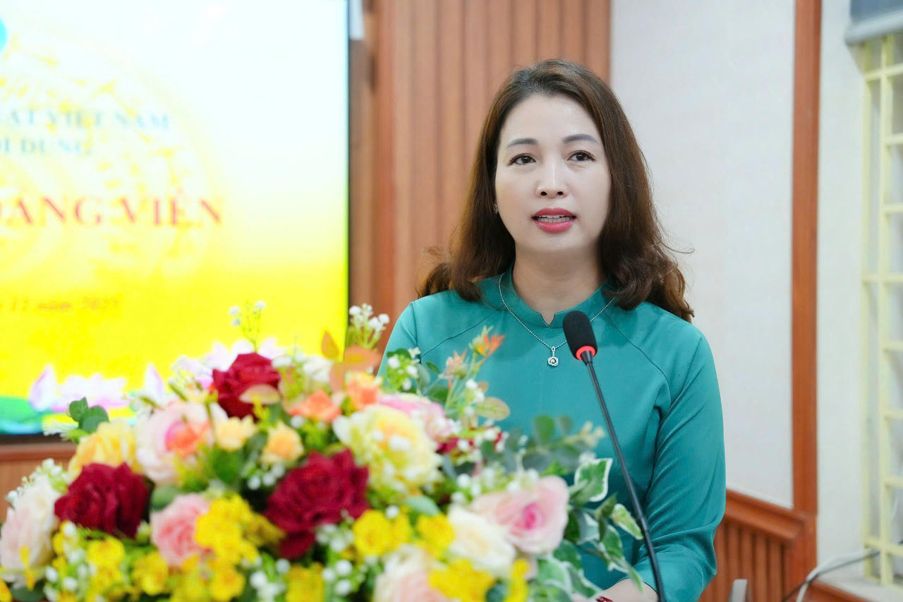 Đồng chí Bùi Thị Thu Hằng, Bí thư Chi bộ Khối Nội dung, Trưởng Ban Thời sự - Nội chính, Báo Pháp luật Việt Nam phát biểu giao nhiệm vụ cho các đồng chí đảng viên mới.