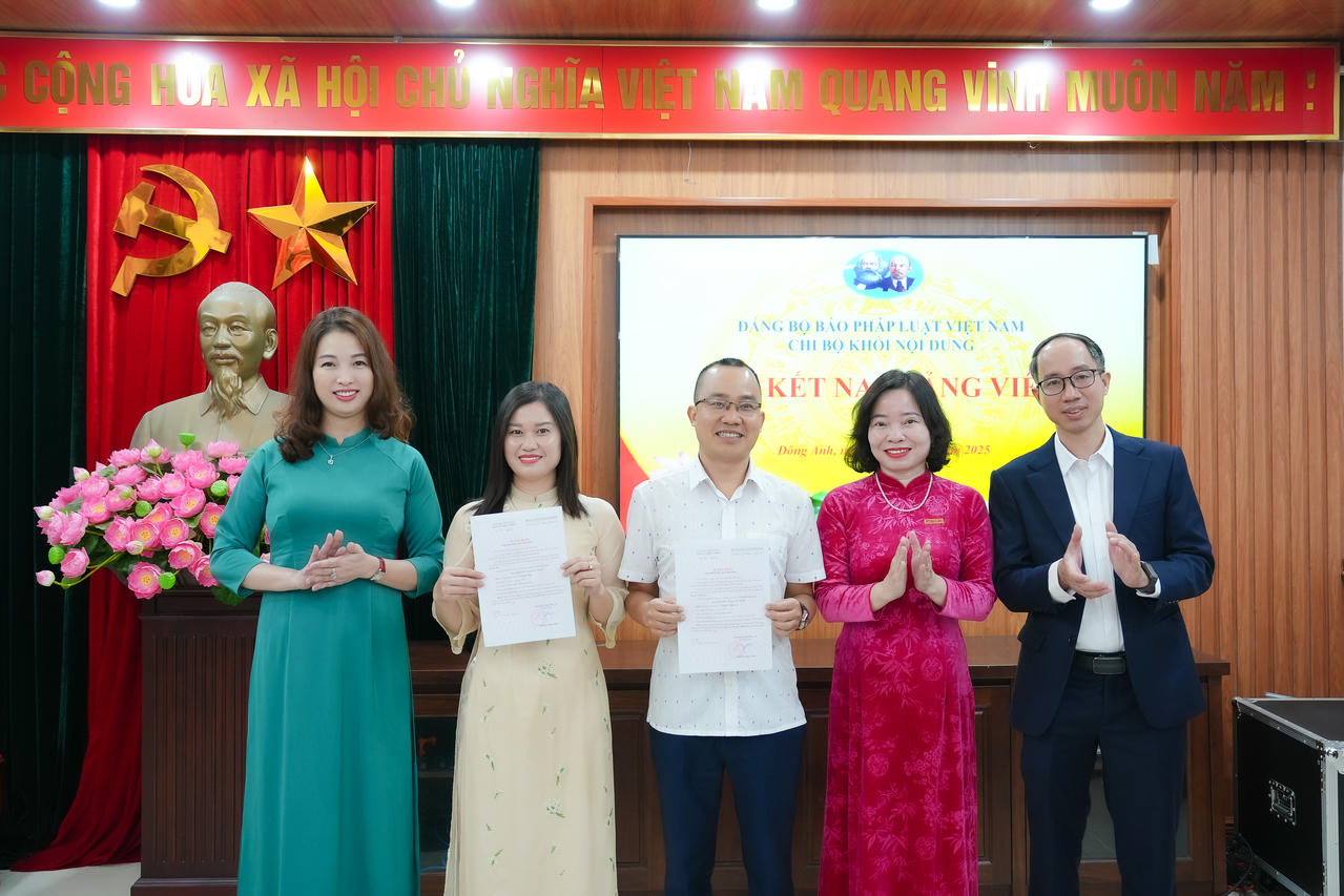 Trao Quyết định công nhận Đảng viên chính thức