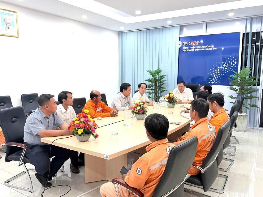 Ông Phan Sỹ Duy - Giám đốc Công ty Điện lực Lâm Đồng trực tiếp chỉ đạo công tác ứng phó với mưa lũ tại Đội quản lý điện Hàm Thuận Bắc