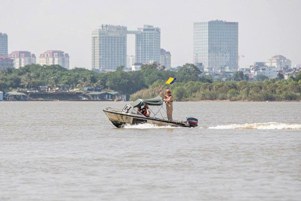 Hà Nội: Cảnh sát đường thủy xử phạt, buộc hạ tải đối với phương tiện chở hàng vi phạm