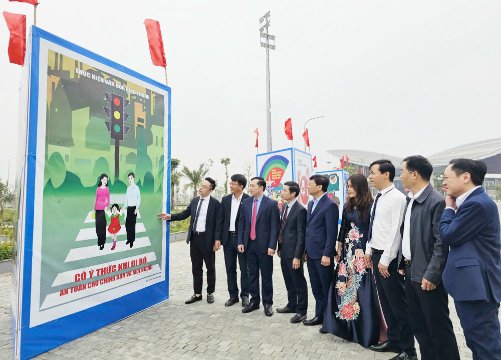 Các đại biểu tham quan tranh cổ động.